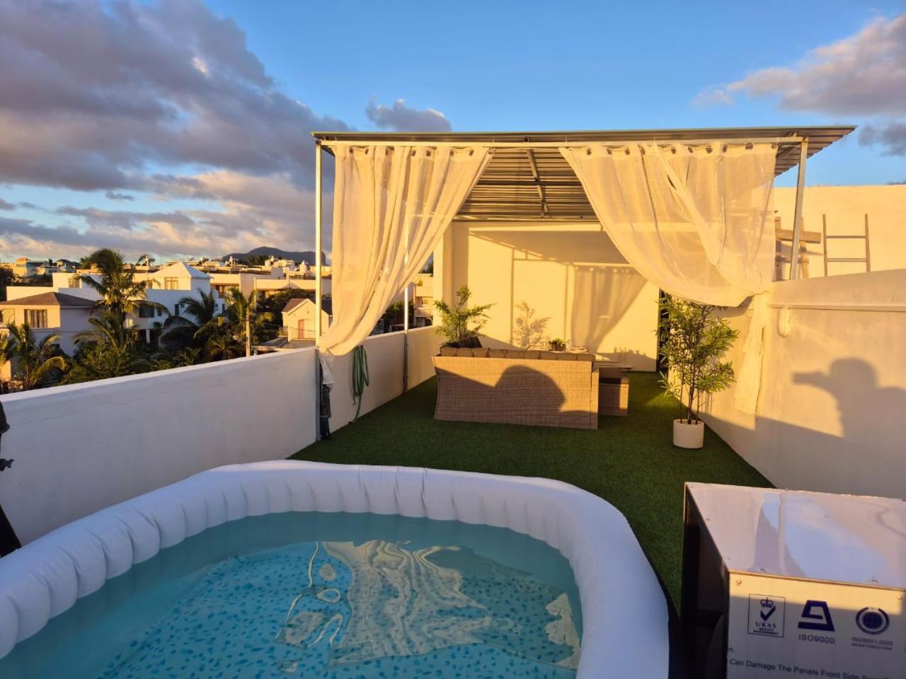 Skyview Apartment- Rooftop Penthouse With Sunset & Sea Views Flic-en-Flacq Εξωτερικό φωτογραφία