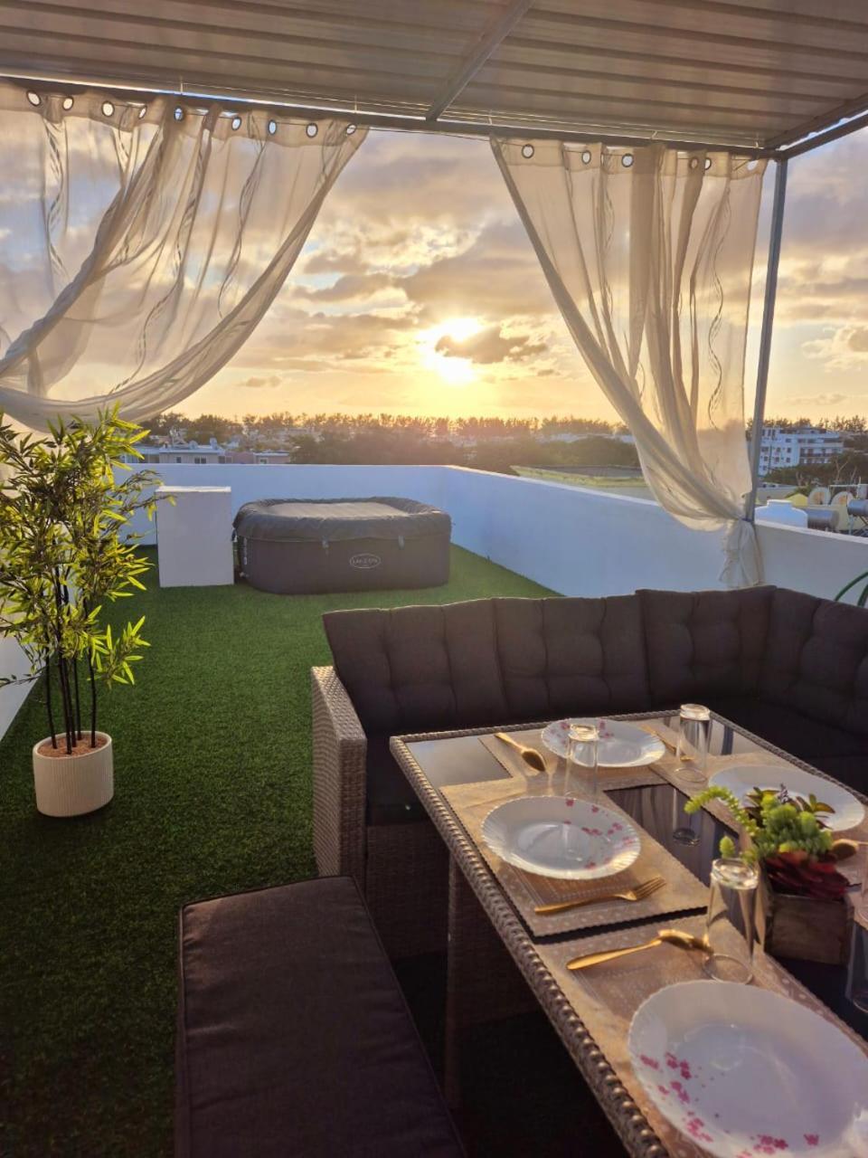 Skyview Apartment- Rooftop Penthouse With Sunset & Sea Views Flic-en-Flacq Εξωτερικό φωτογραφία