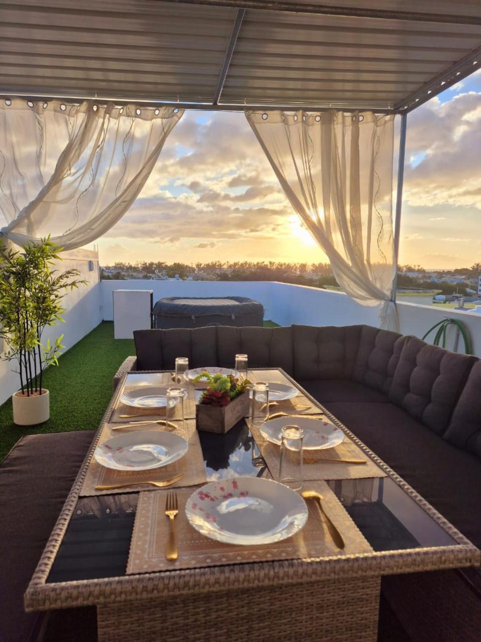 Skyview Apartment- Rooftop Penthouse With Sunset & Sea Views Flic-en-Flacq Εξωτερικό φωτογραφία