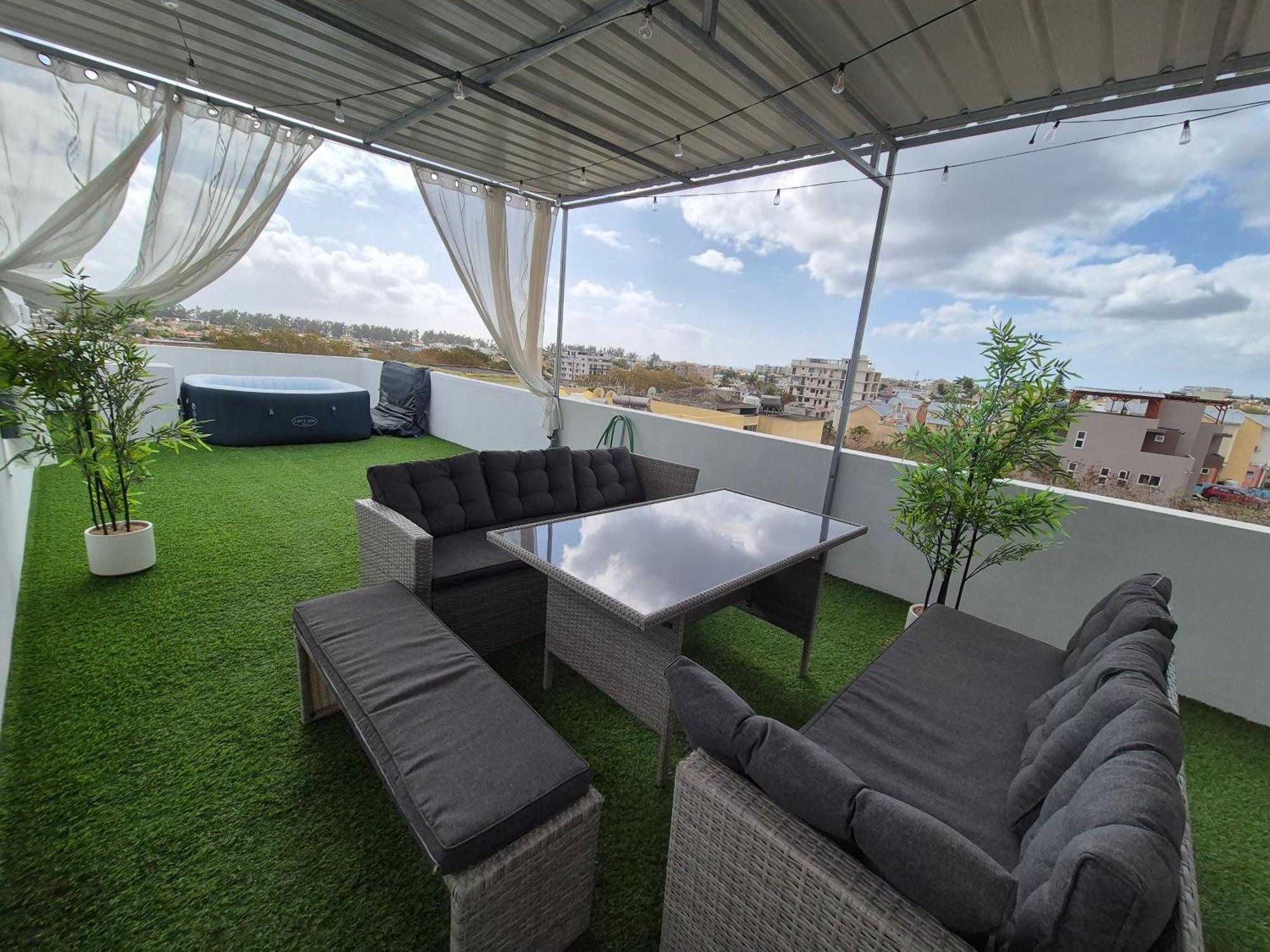 Skyview Apartment- Rooftop Penthouse With Sunset & Sea Views Flic-en-Flacq Εξωτερικό φωτογραφία