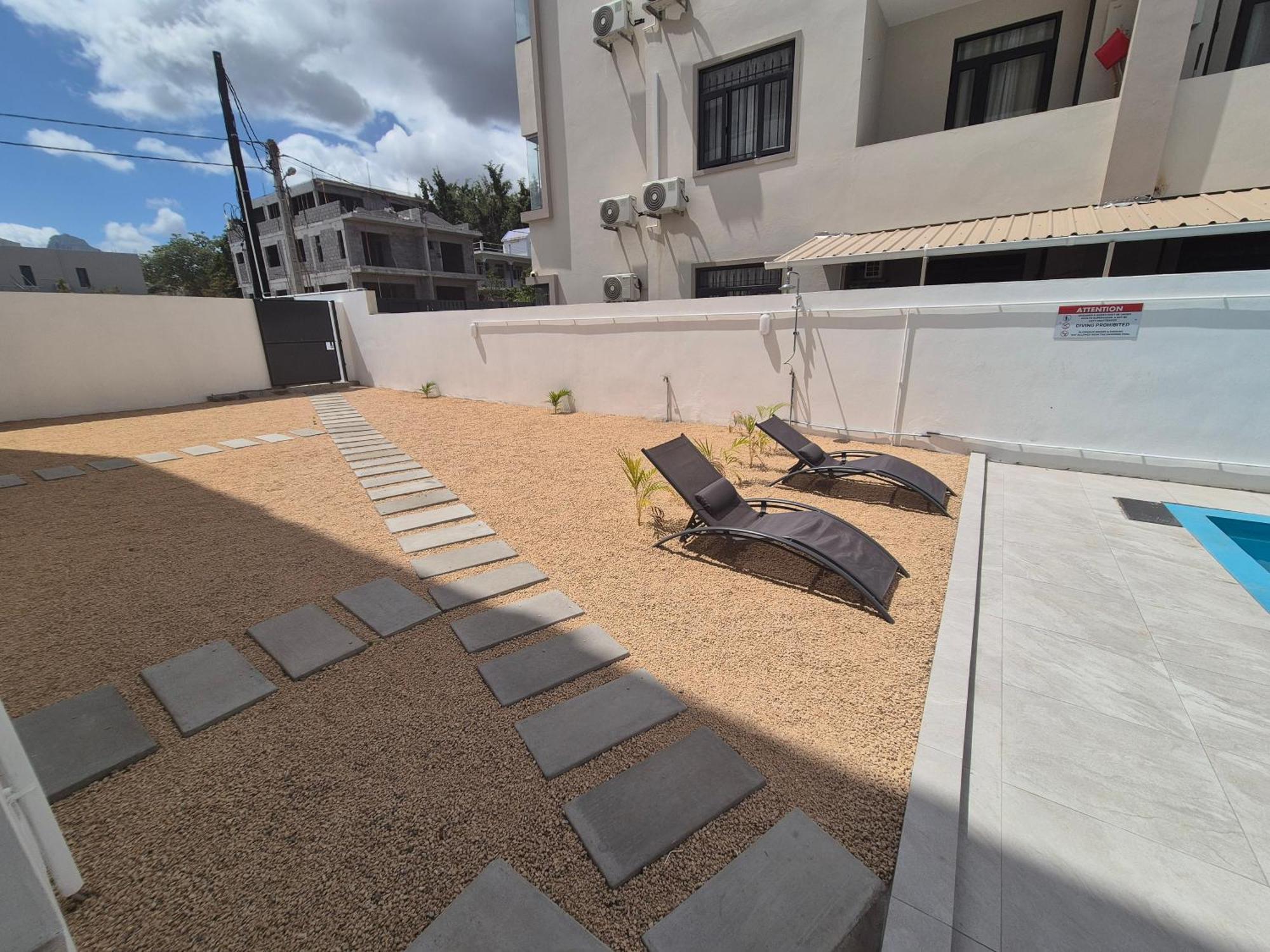 Skyview Apartment- Rooftop Penthouse With Sunset & Sea Views Flic-en-Flacq Εξωτερικό φωτογραφία